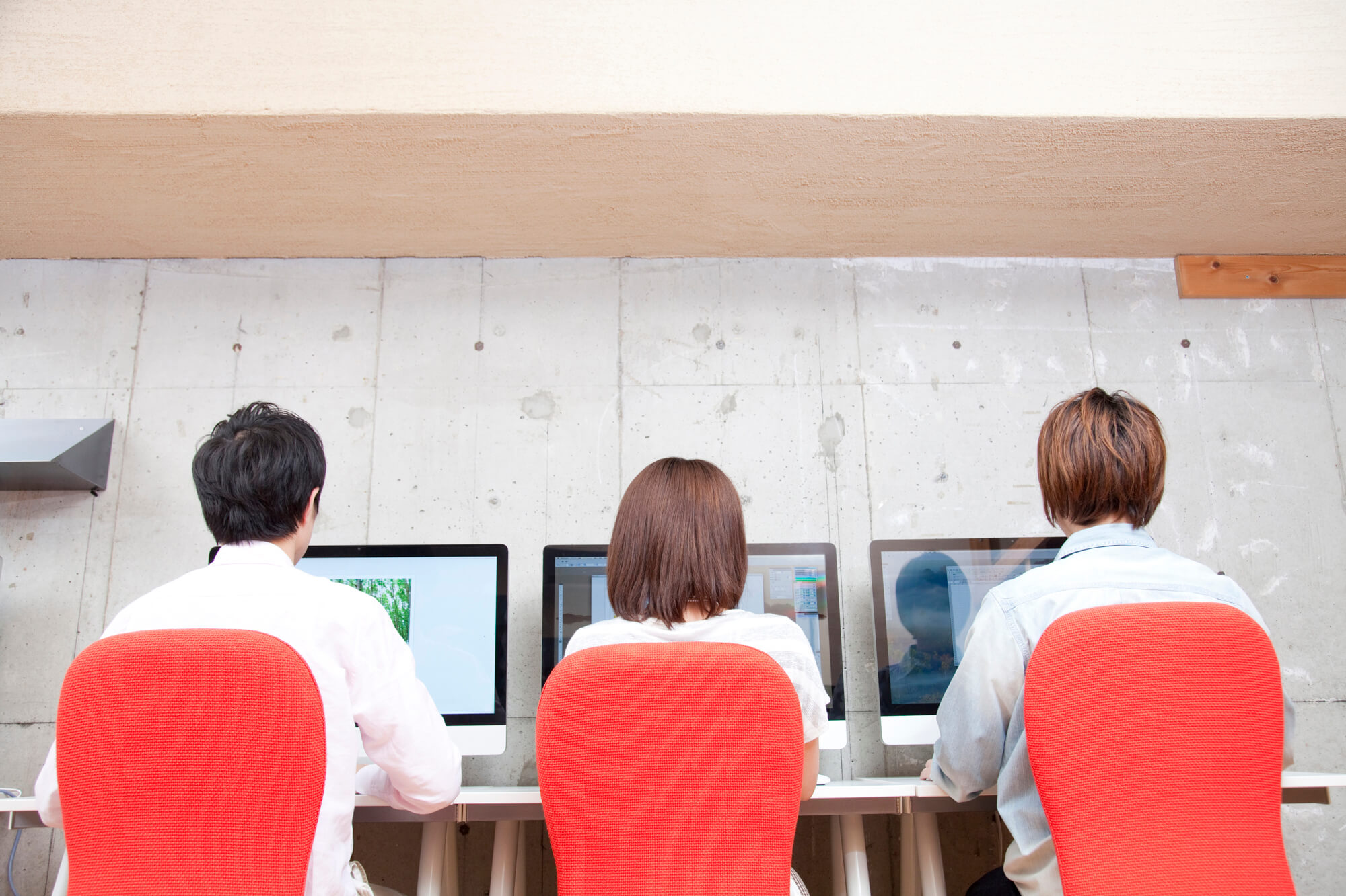 一人で学習する社員たちのイメージ写真