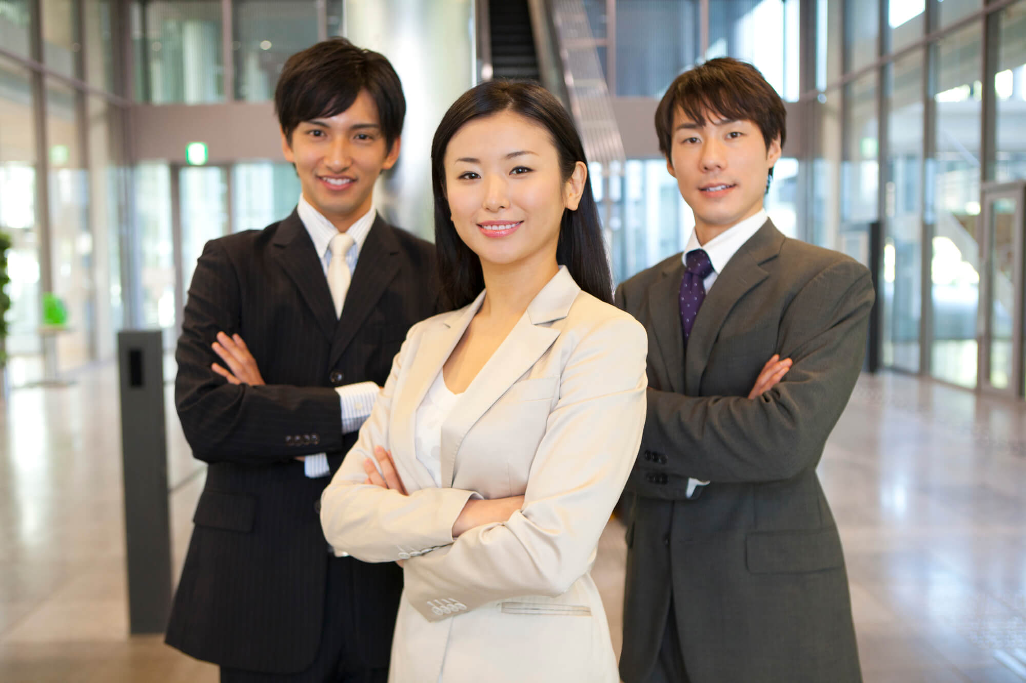 腕組みをして並ぶ男女3人のの写真