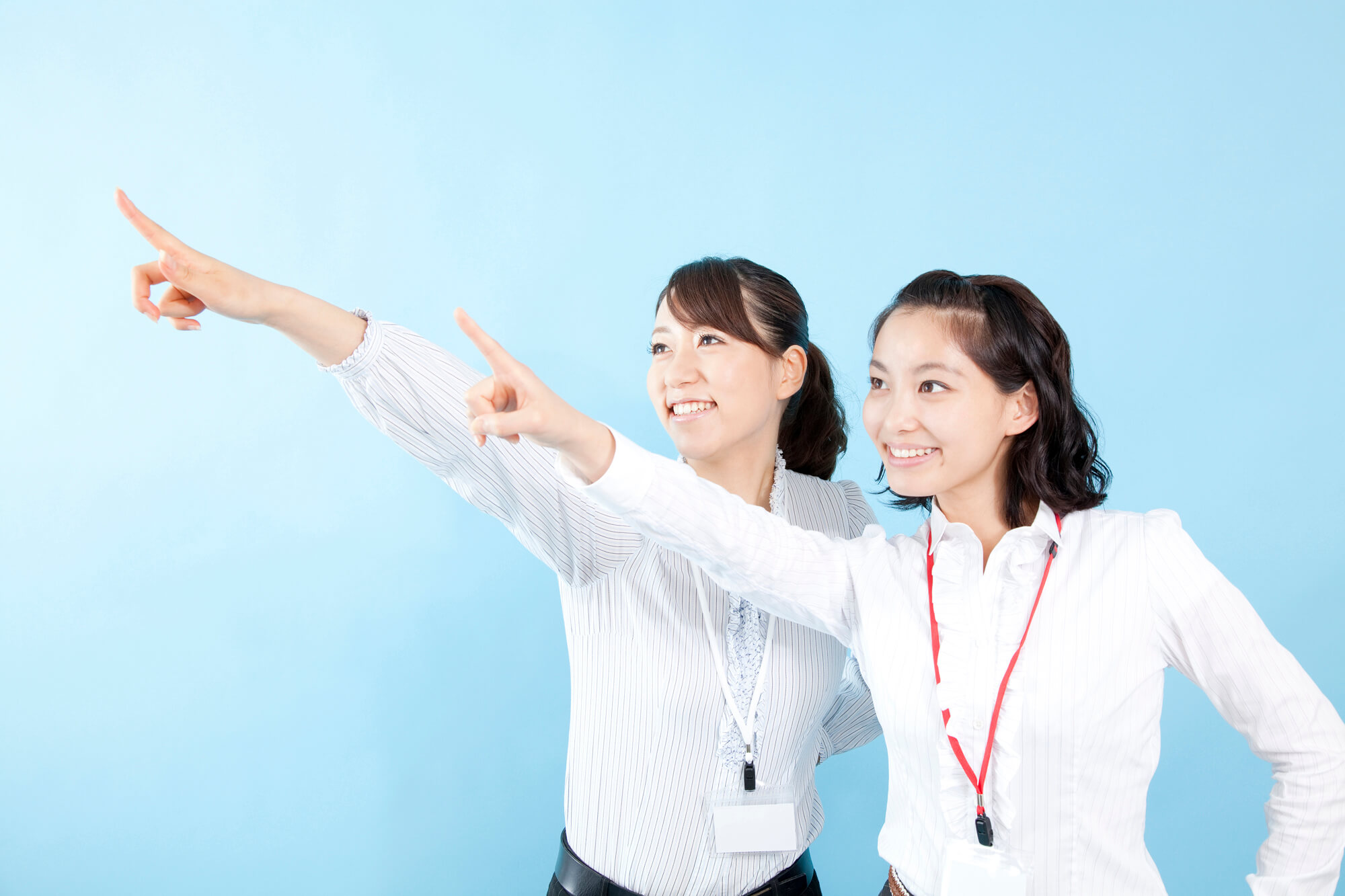 目標を指し示す2人の女性社員の写真